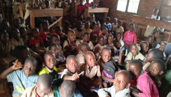 Muyinga : des élèves à même le sol faute de place dans les écoles